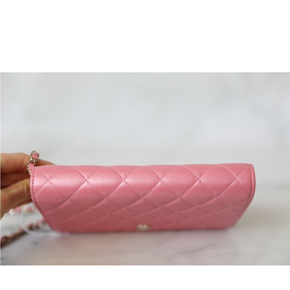 NWT CHANEL wallet on chain in iridescent pink with gold hardware - Picture 7 of 15